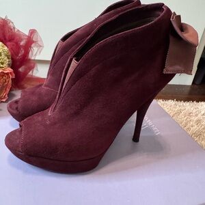 Vera Wang Women’s Royce Plum Suede Slip-on Peep Toe Shoes.  Size 7